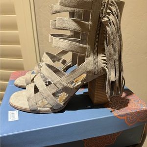 Carlos Santana Neavah women size 11 NEW fringe light  doe taupe fringe heels